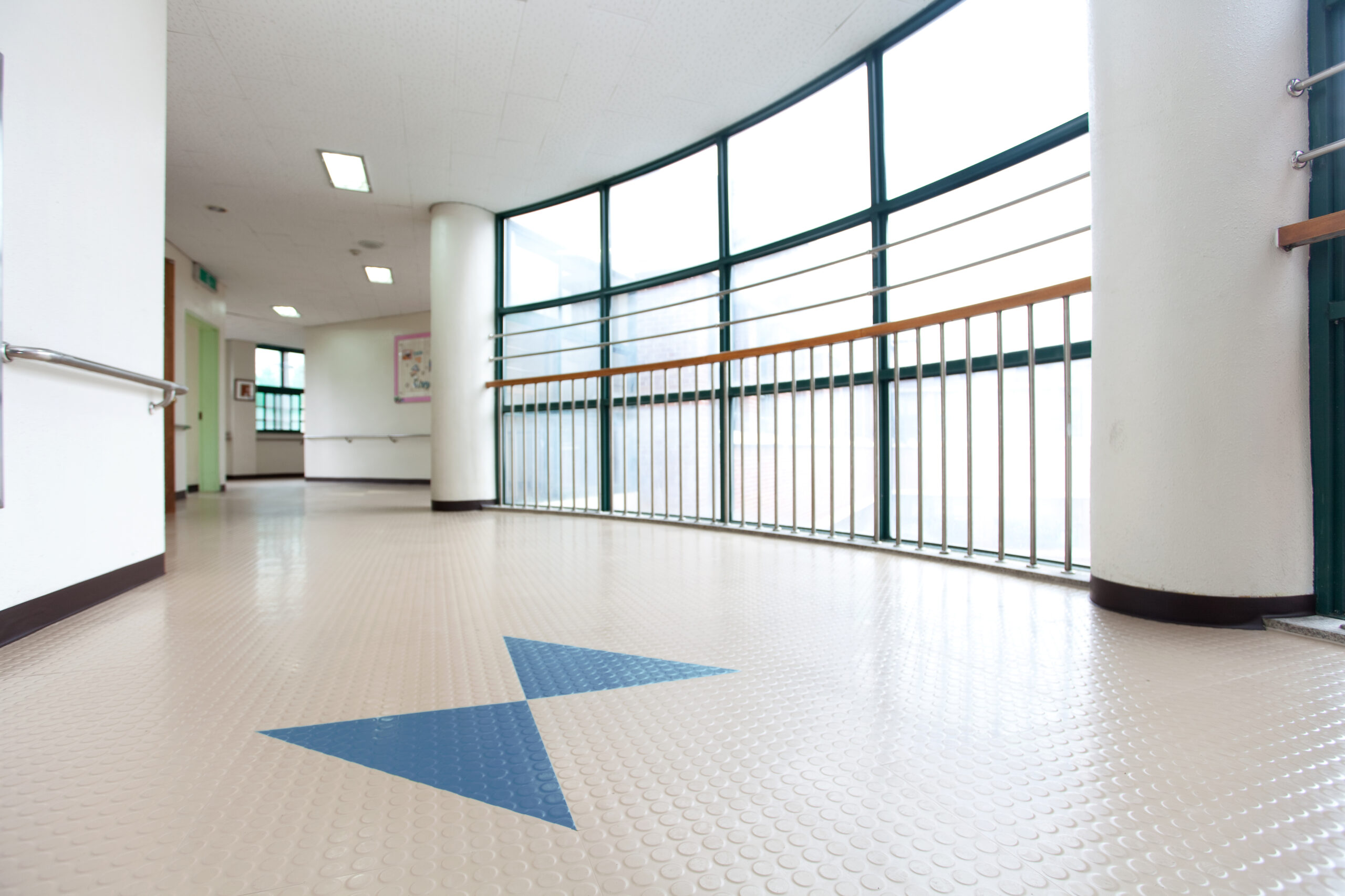 ZandurGrip Safety Flooring in a corridor, Core RT7005 Silver and RT7001 Royal